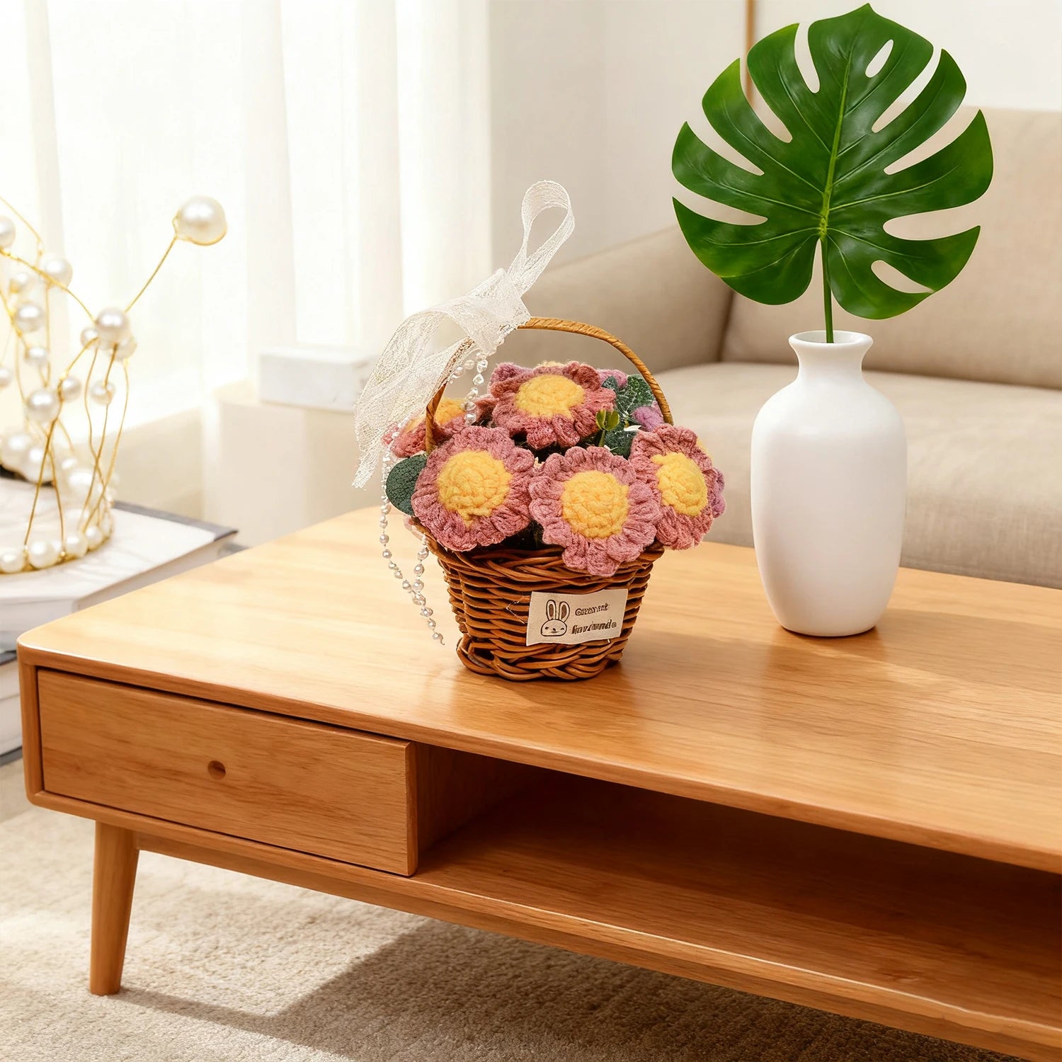 نبتة مصنوعة يدويًا بالكروشيه على شكل أقحوان في وعاء