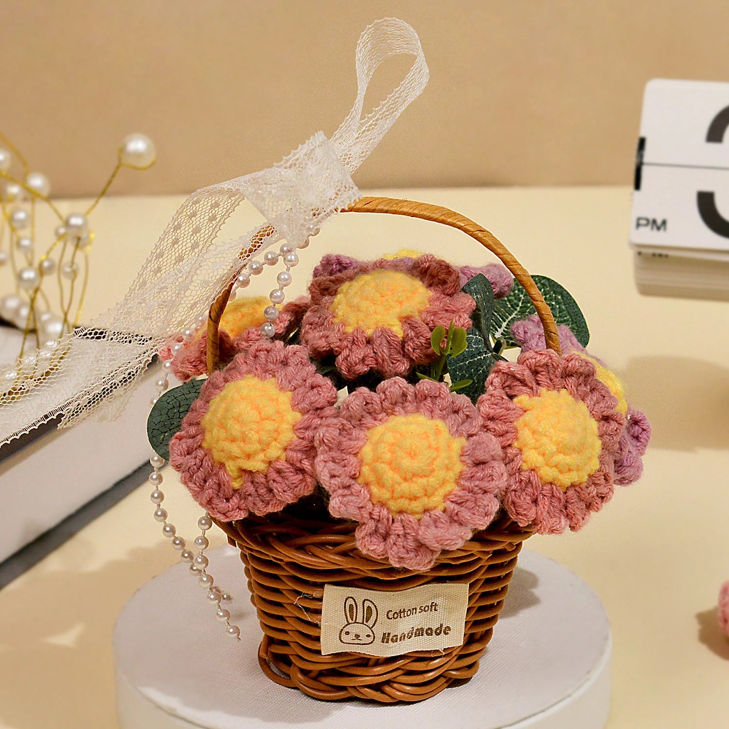 نبتة مصنوعة يدويًا بالكروشيه على شكل أقحوان في وعاء