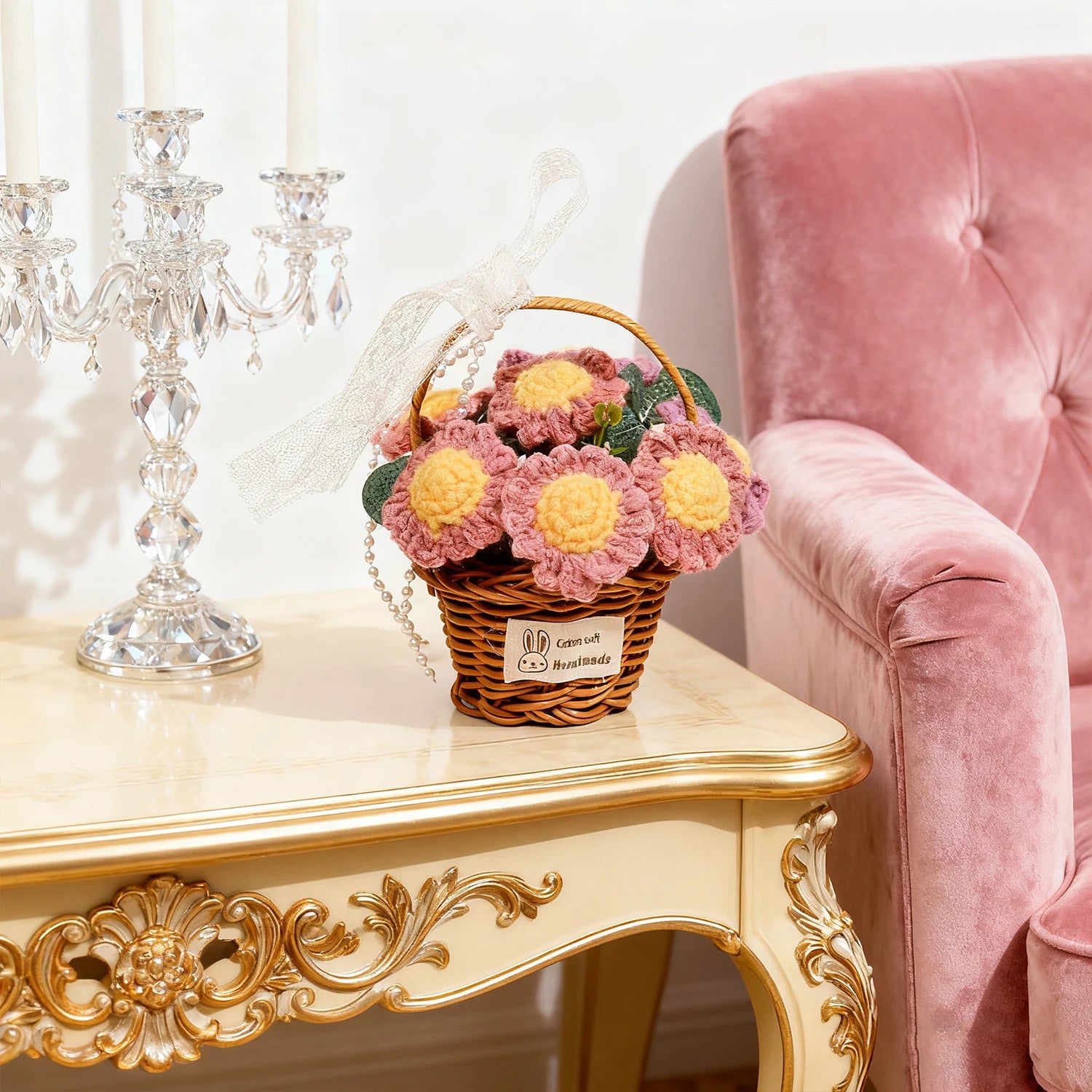 نبتة مصنوعة يدويًا بالكروشيه على شكل أقحوان في وعاء