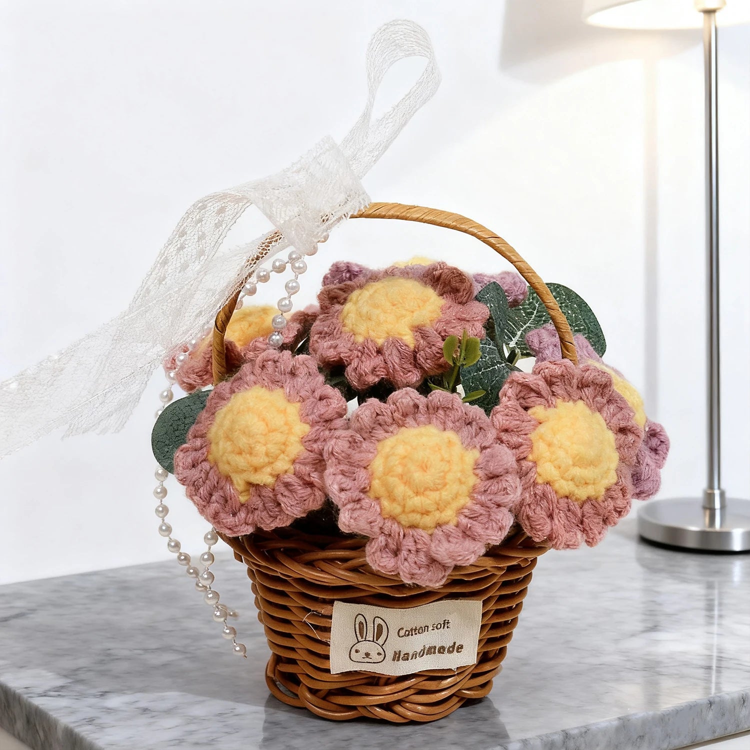 نبتة مصنوعة يدويًا بالكروشيه على شكل أقحوان في وعاء