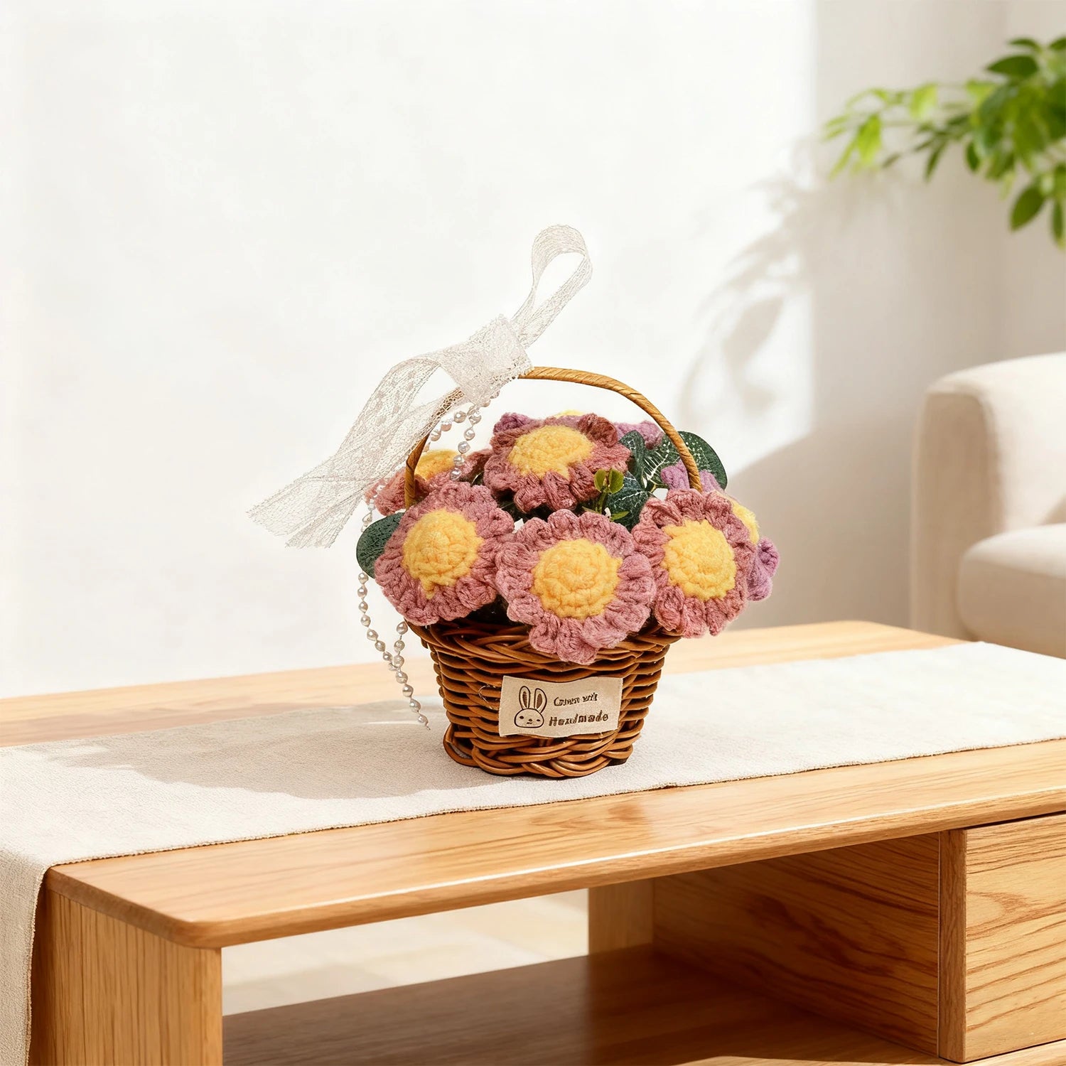 نبتة مصنوعة يدويًا بالكروشيه على شكل أقحوان في وعاء